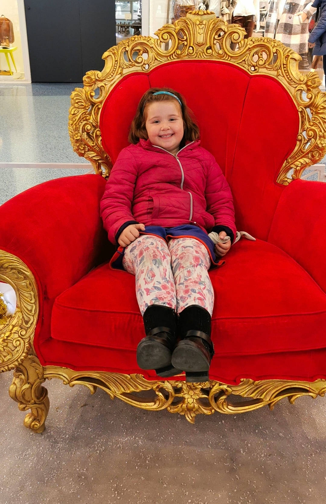 Louna participe au concours pour gagner de l'argent avec cette photo : baby_toddler_clothing, beauty, boot, child, comfort, event, flooring, fun, hairstyle, holiday, joy, lap, leisure, magenta, person, room, sitting, sleeve, smile, toddler