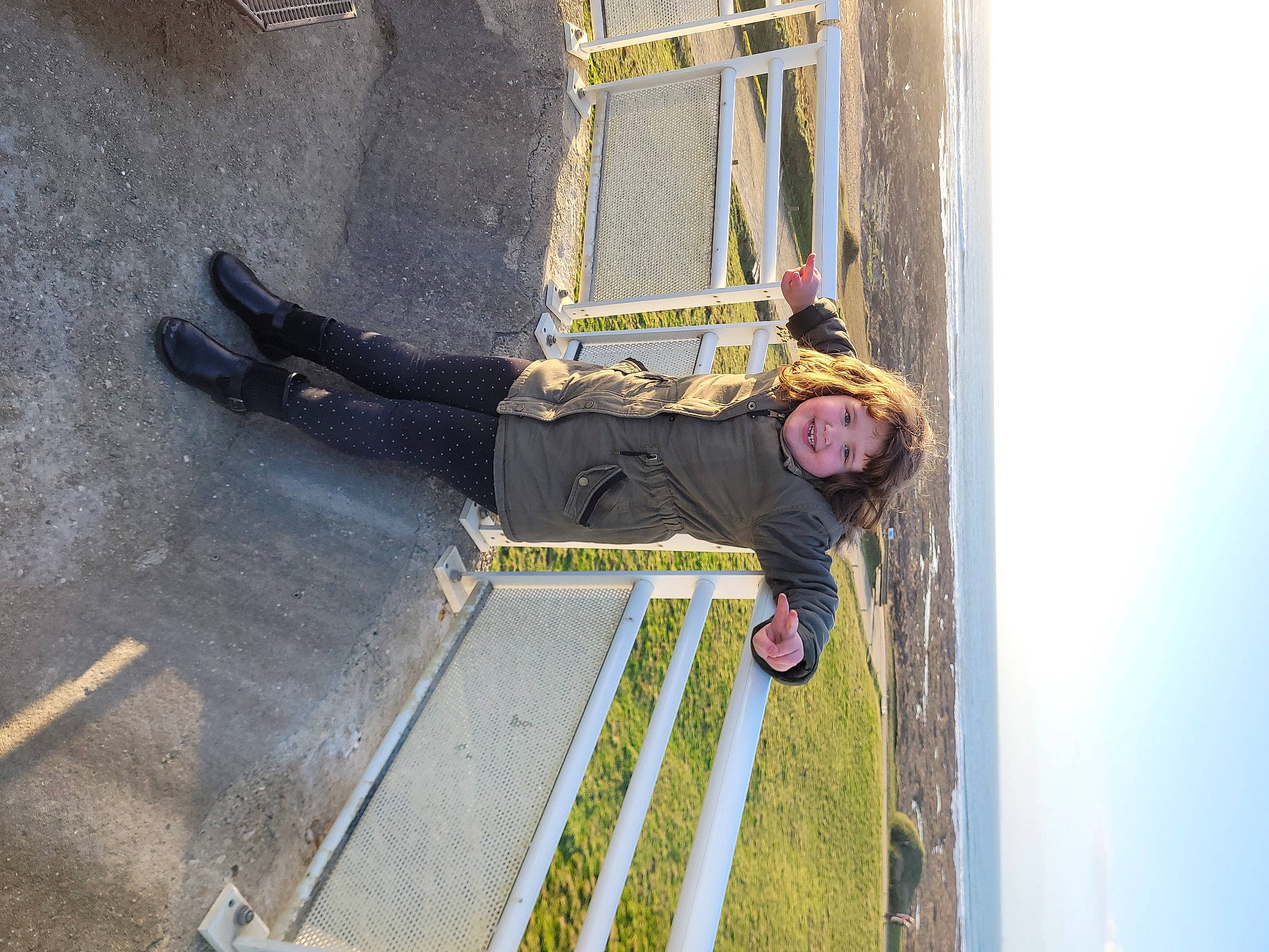 Louna participe au concours pour gagner de l'argent avec cette photo : adventure, climbing_harness, concrete, fun, joy, leisure, outdoor_shoe, person, recreation, road_surface, rock_climbing_equipment, rope, sky, smile, sport_climbing, walking_shoe