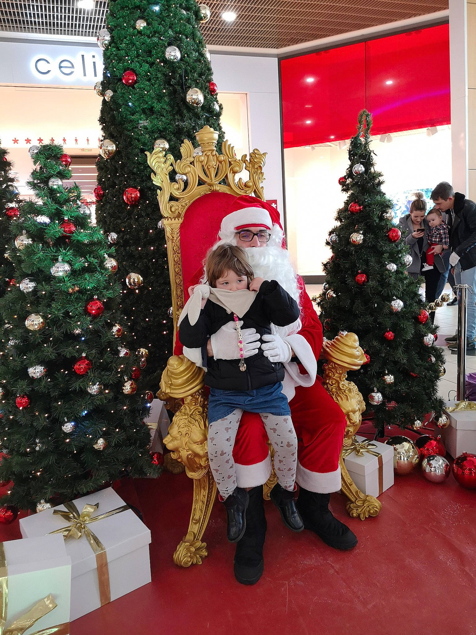 Louna a rejoint le concours — aidez-le/la à gagner de superbes lots ! child, christmas, christmas_decoration, christmas_eve, christmas_lights, christmas_ornament, christmas_tree, conifer, event, fictional_character, holiday, interior_design, person, plant, santa_claus, tradition, tree