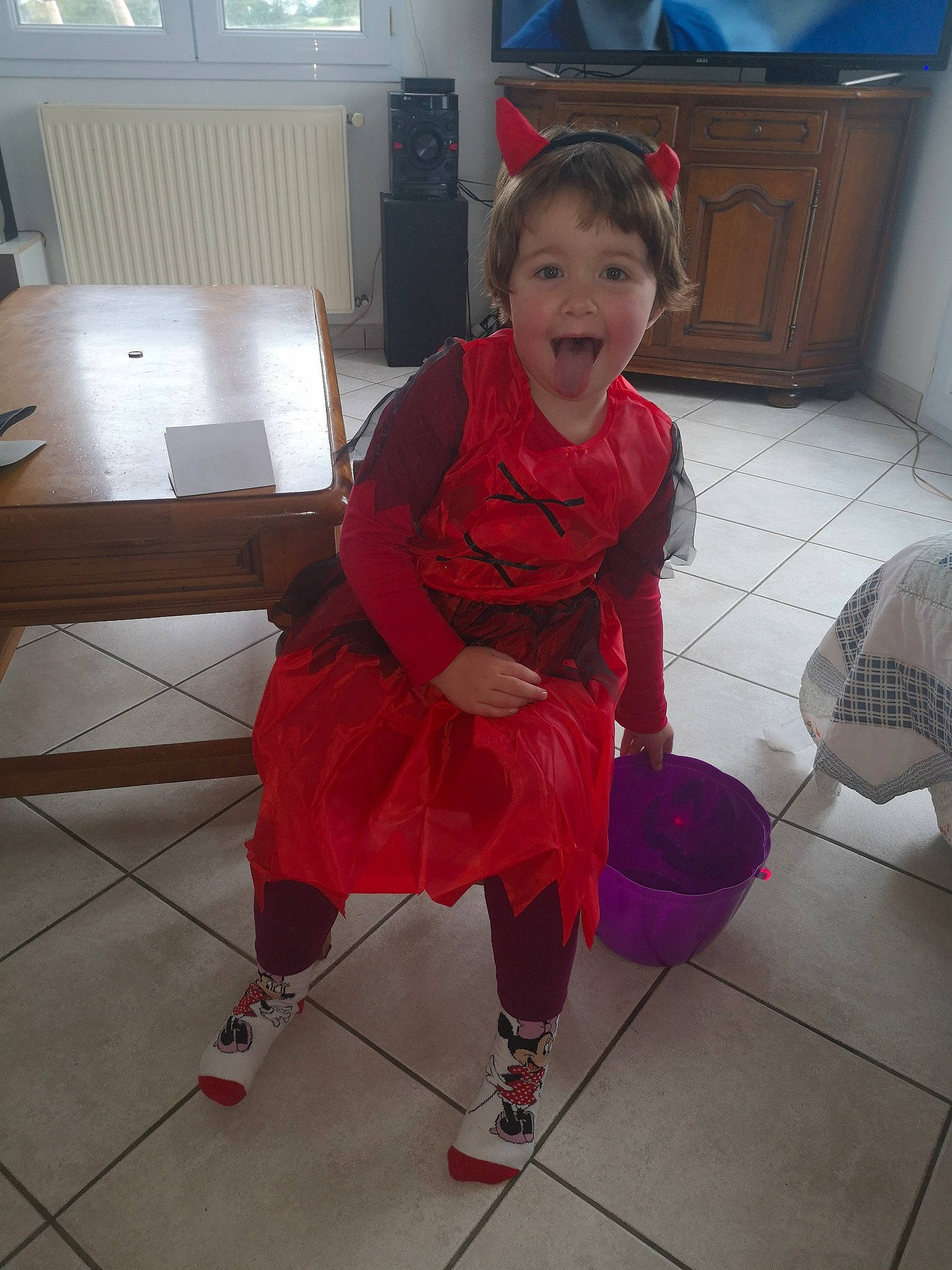 Louna participe au concours pour gagner de l'argent avec cette photo : child, floor, flooring, person, play, red, smile, toddler