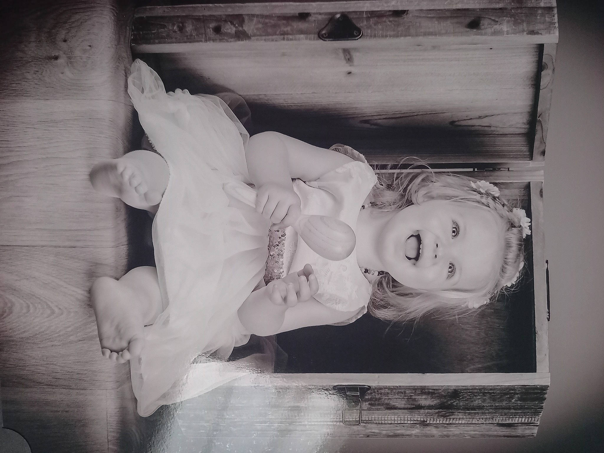 Zélia participe au concours pour gagner de l'argent avec cette photo : art, baby, black_and_white, child, flash_photography, fun, human_body, monochrome, monochrome_photography, person, portrait_photography, room, sculpture, smile, still_life_photography, style, tints_and_shades, toddler, vintage_clothing, visual_arts