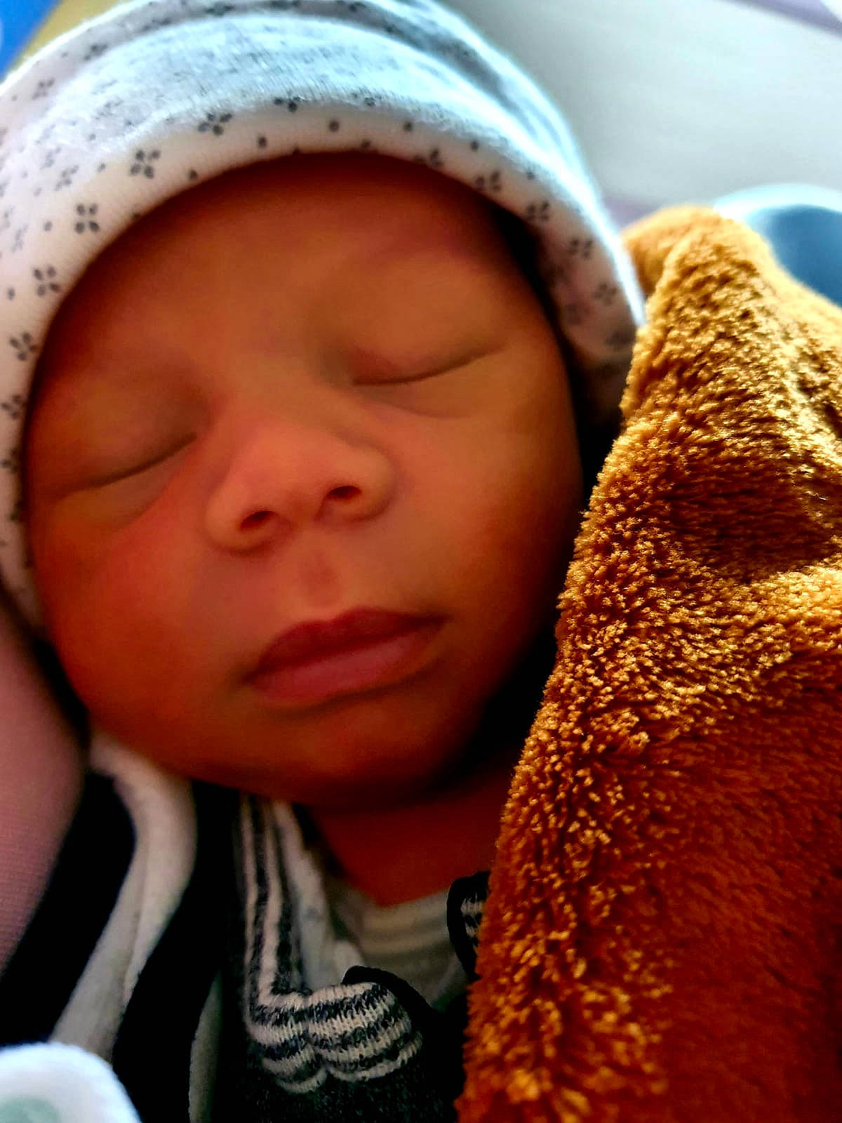 Zayan a rejoint le concours — aidez-le/la à gagner de superbes lots ! baby, baby_sleeping, beauty, cap, cheek, child, comfort, eye, face, facial_expression, finger, happy, headgear, headwear, lip, mouth, nose, organ, people_in_nature, person