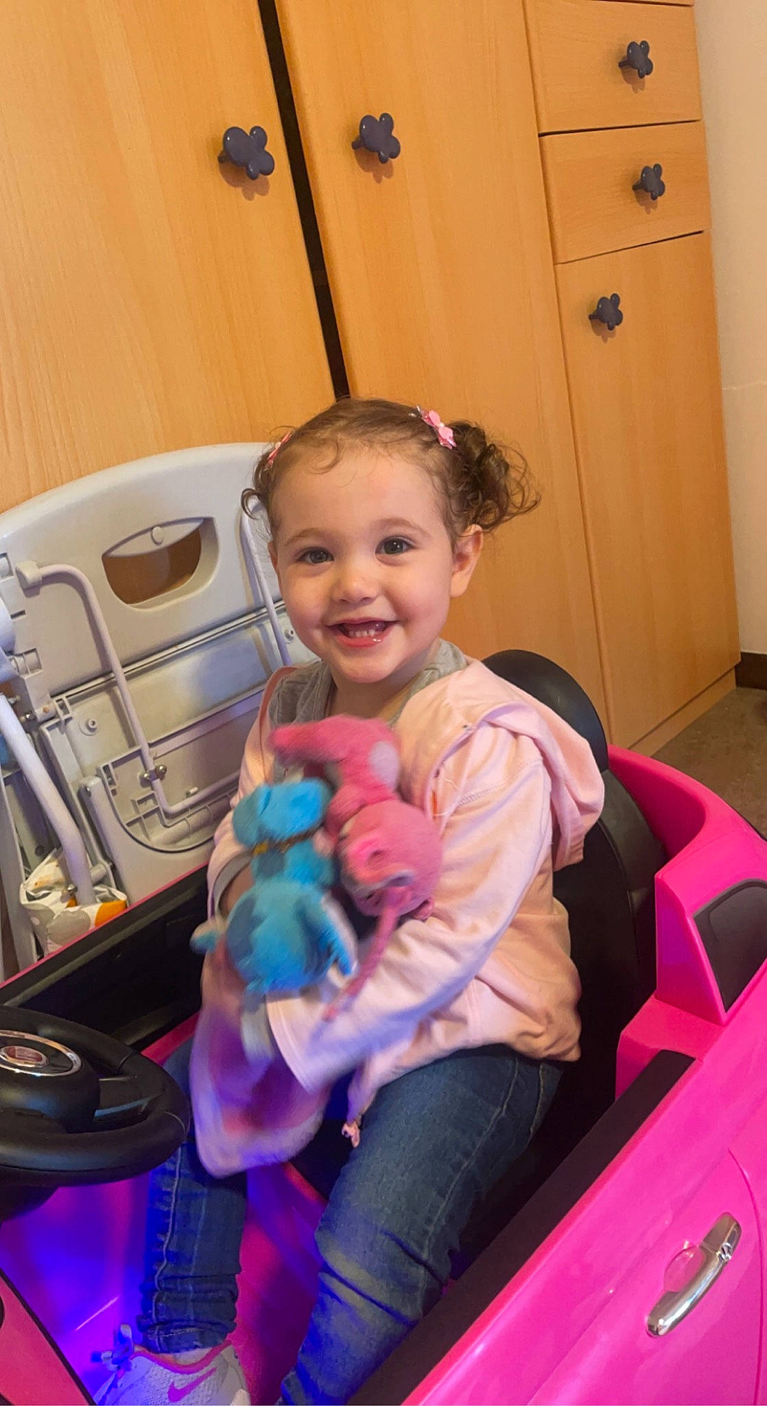 Kelya a rejoint le concours — aidez-le/la à gagner de superbes lots ! automotive_design, automotive_exterior, blond, car_seat, door, electric_blue, eye, family_car, flooring, fun, happy, iris, joy, lap, motor_vehicle, person, pink, skin, smile, toddler