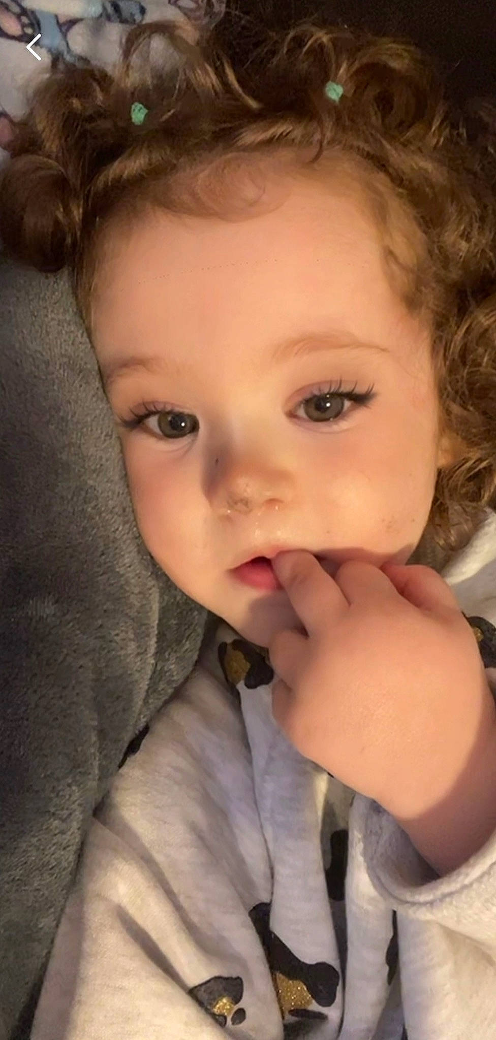 Kelya a rejoint le concours — aidez-le/la à gagner de superbes lots ! cheek, chin, ear, eye, eyebrow, eyelash, forehead, gesture, hair, hairstyle, hand, happy, human_body, iris, jaw, lip, mouth, neck, nose, person