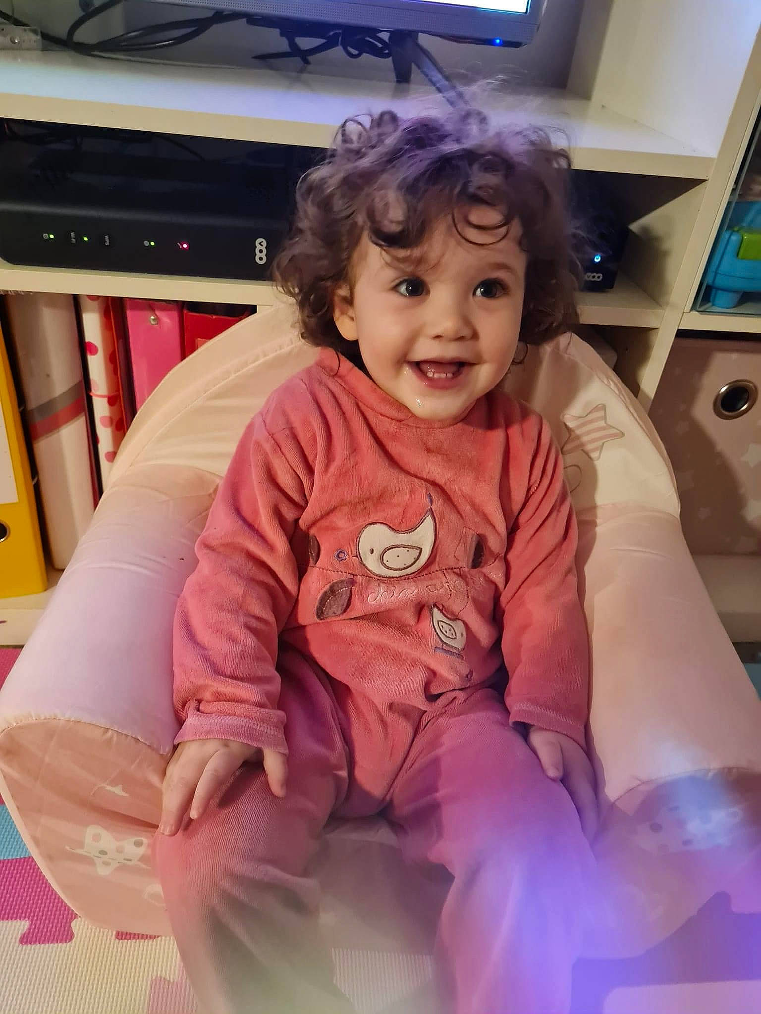 Kelya a rejoint le concours — aidez-le/la à gagner de superbes lots ! baby, baby_toddler_clothing, bookcase, cheek, comfort, flooring, fun, happy, home_appliance, joy, person, pink, purple, room, sitting, skin, sleeve, smile, standing, t_shirt