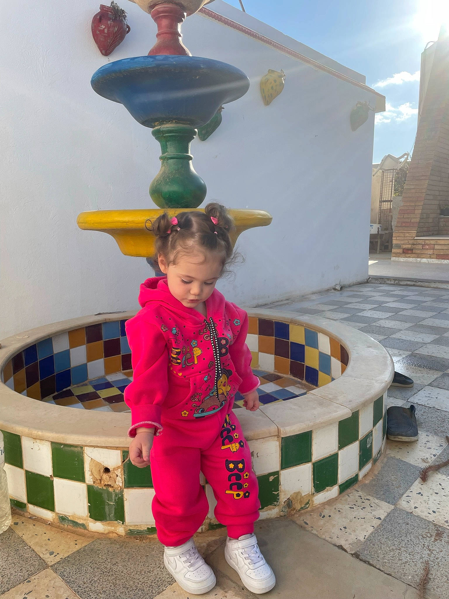 Kelya participe au concours pour gagner de l'argent avec cette photo : baby_toddler_clothing, child, door, fun, green, happy, head, leisure, pattern, person, photograph, sitting, sky, snapshot, standing, temple, toddler, tourism, travel, vacation