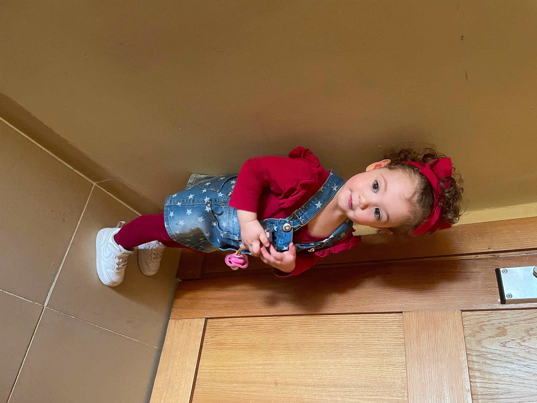 Kelya a rejoint le concours — aidez-le/la à gagner de superbes lots ! baby_toddler_clothing, child, flooring, fun, happy, hardwood, human_leg, knee, leisure, magenta, pattern, person, pink, purple, room, sitting, sleeve, sock, thigh, toddler