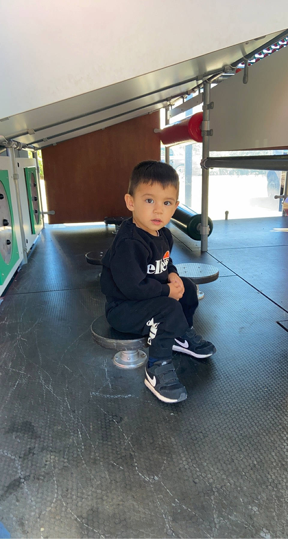 Yliam a rejoint le concours — aidez-le/la à gagner de superbes lots ! baby, baby_toddler_clothing, child, cleanliness, floor, flooring, fun, hardwood, leisure, outdoor_shoe, person, play, room, sitting, sleeve, sneakers, sock, standing, toddler, vacation