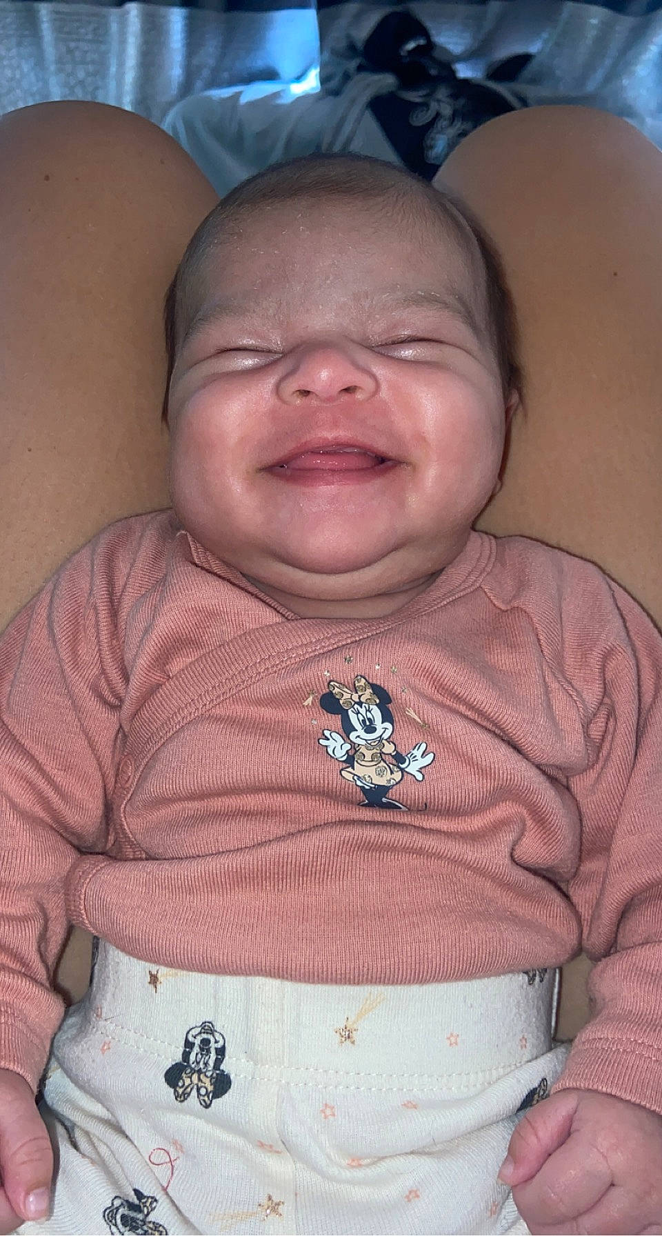 Chanya a rejoint le concours — aidez-le/la à gagner de superbes lots ! baby, baby_toddler_clothing, cheek, chin, comfort, eye, eyebrow, forehead, gesture, happy, iris, lip, mouth, neck, nose, person, pink, skin, sleeve, smile