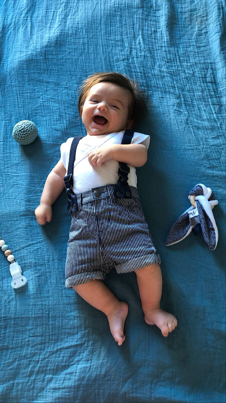 Gautier a rejoint le concours — aidez-le/la à gagner de superbes lots ! baby, blue, child, finger, fun, leg, person, play, smile, toddler