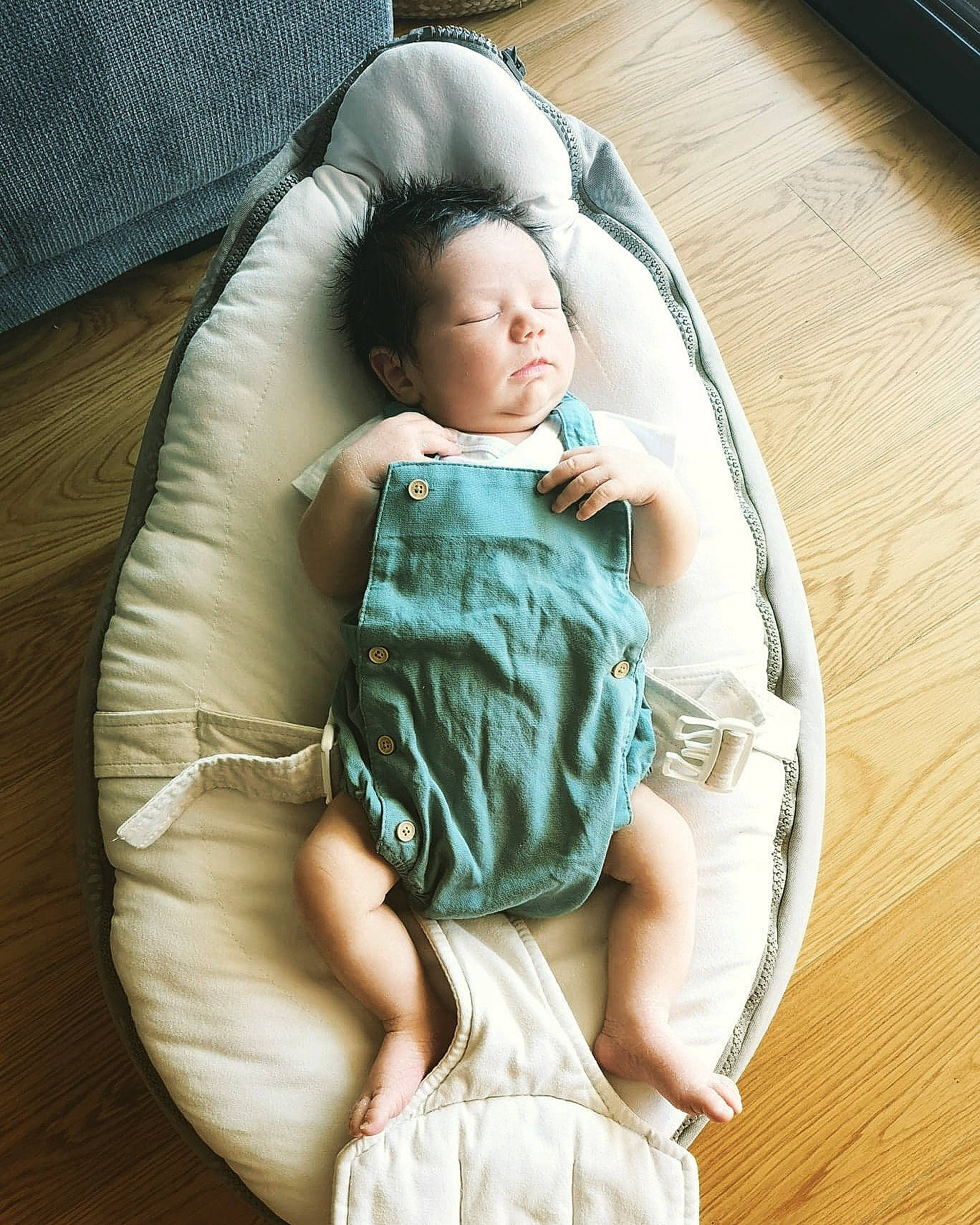 Gautier a rejoint le concours — aidez-le/la à gagner de superbes lots ! baby, baby_products, baby_sleeping, bean_bag, child, comfort, furniture, person, product, sitting, sleep, toddler
