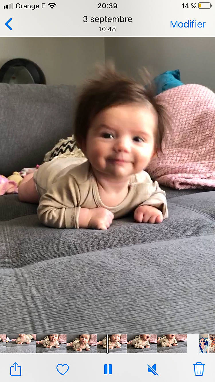 Gautier a rejoint le concours — aidez-le/la à gagner de superbes lots ! baby, carpet, cheek, child, crawling, facial_expression, floor, flooring, head, joy, nose, person, sitting, skin, smile, toddler, tummy_time