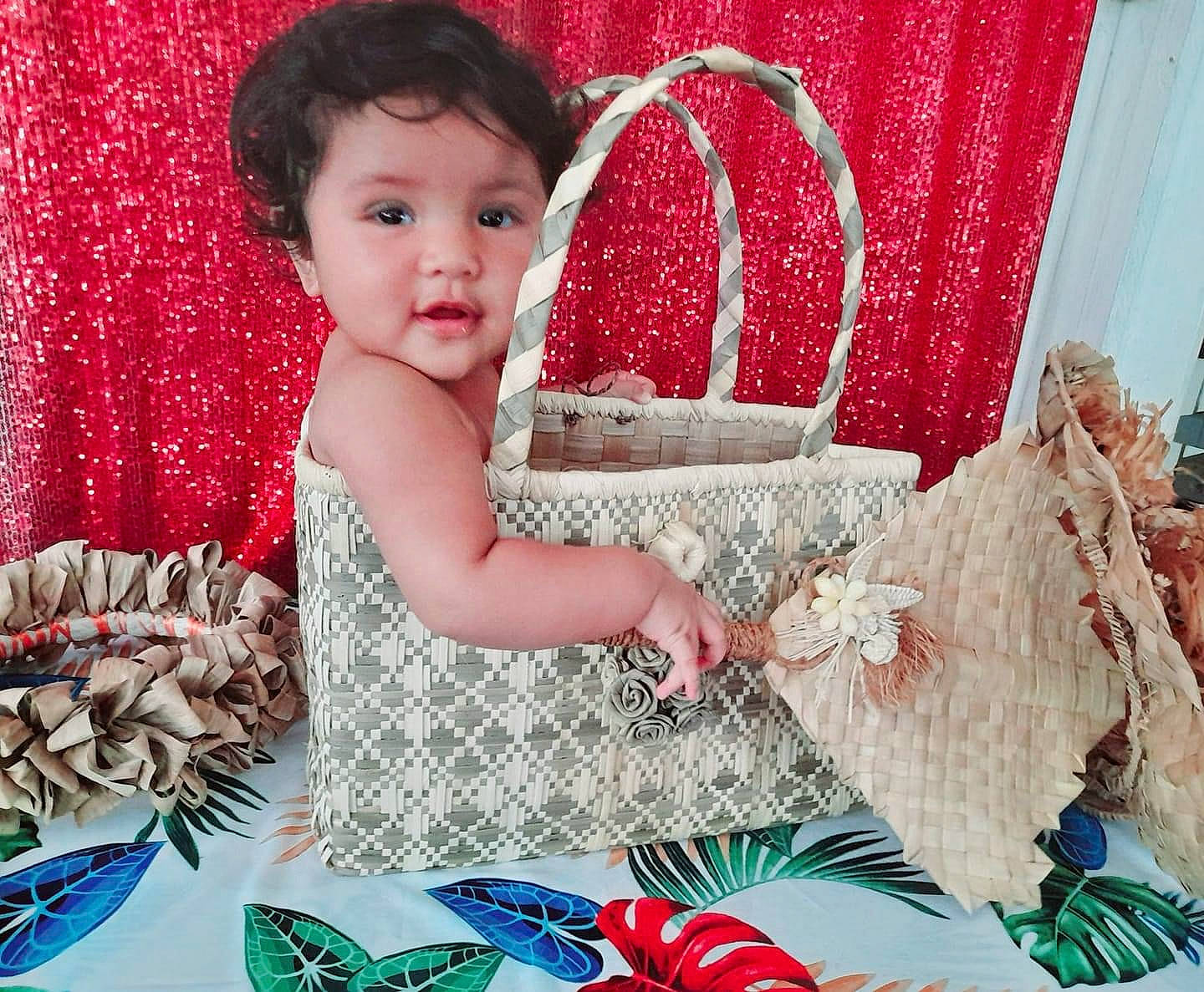 Manaianui a rejoint le concours — aidez-le/la à gagner de superbes lots ! baby, baby_toddler_clothing, basket, child, christmas, design, event, fashion_accessory, happy, holiday, interior_design, linens, pattern, person, present, red, room, sitting, sleeve, textile