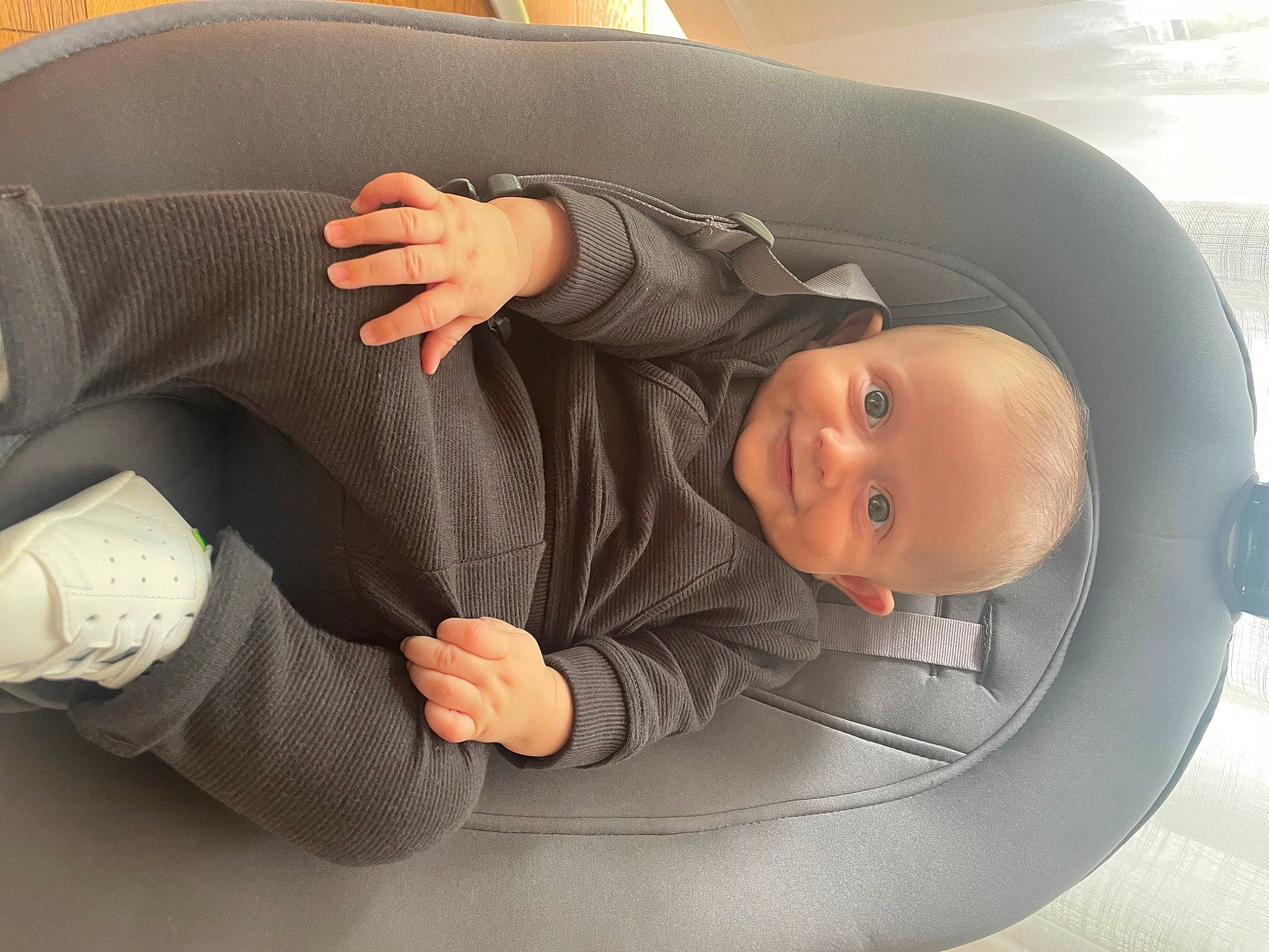 Romàn participe au concours pour gagner de l'argent avec cette photo : arm, auto_part, automotive_design, automotive_exterior, baby, baby_in_car_seat, baby_products, baby_toddler_clothing, car_seat, child, comfort, finger, gesture, joy, leg, person, sitting, smile, thumb, toddler