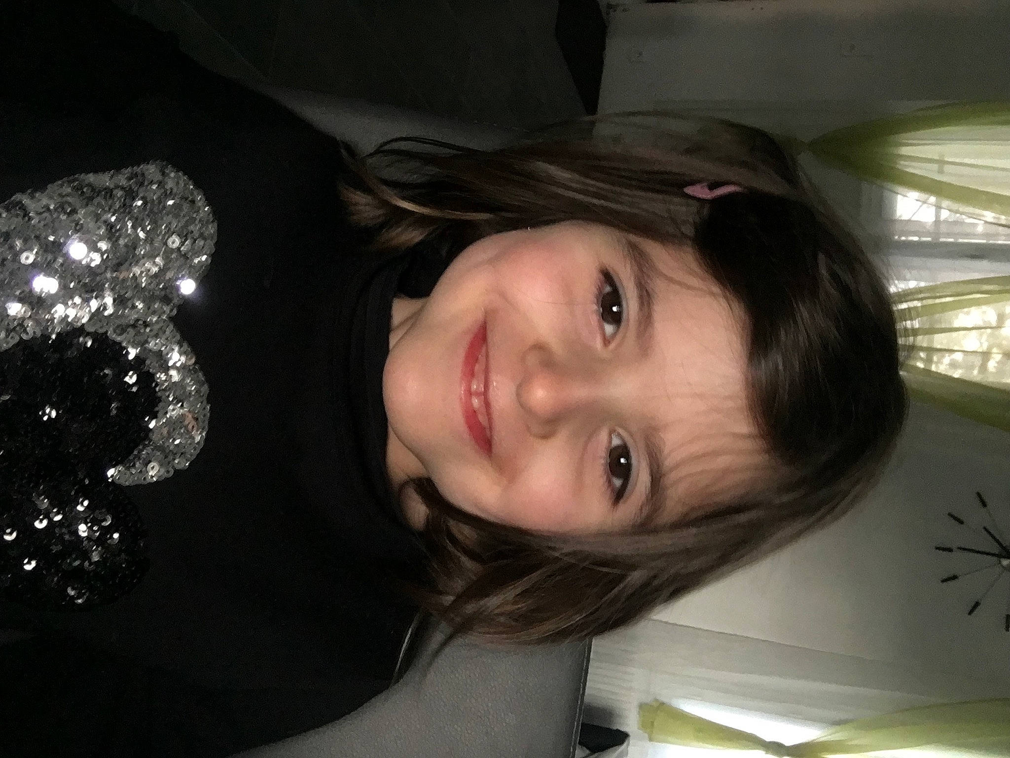 Sarah a rejoint le concours — aidez-le/la à gagner de superbes lots ! beauty, black_hair, cheek, chin, cool, eye, eyebrow, face, forehead, fun, hair, hairstyle, head, joy, lip, long_hair, mouth, neck, nose, person