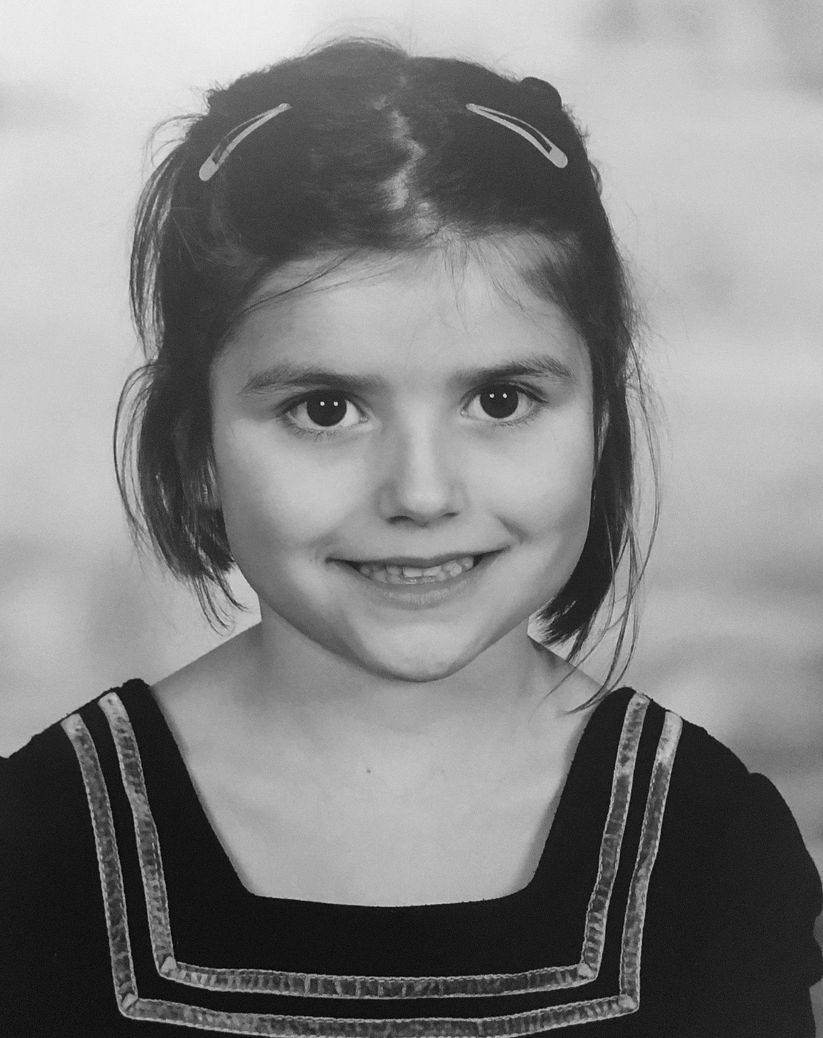 Sarah a rejoint le concours — aidez-le/la à gagner de superbes lots ! black_and_white, child, chin, eye, eyebrow, face, forehead, hair, hairstyle, head, iris, joy, lip, monochrome, monochrome_photography, person, photograph, photography, portrait, portrait_photography