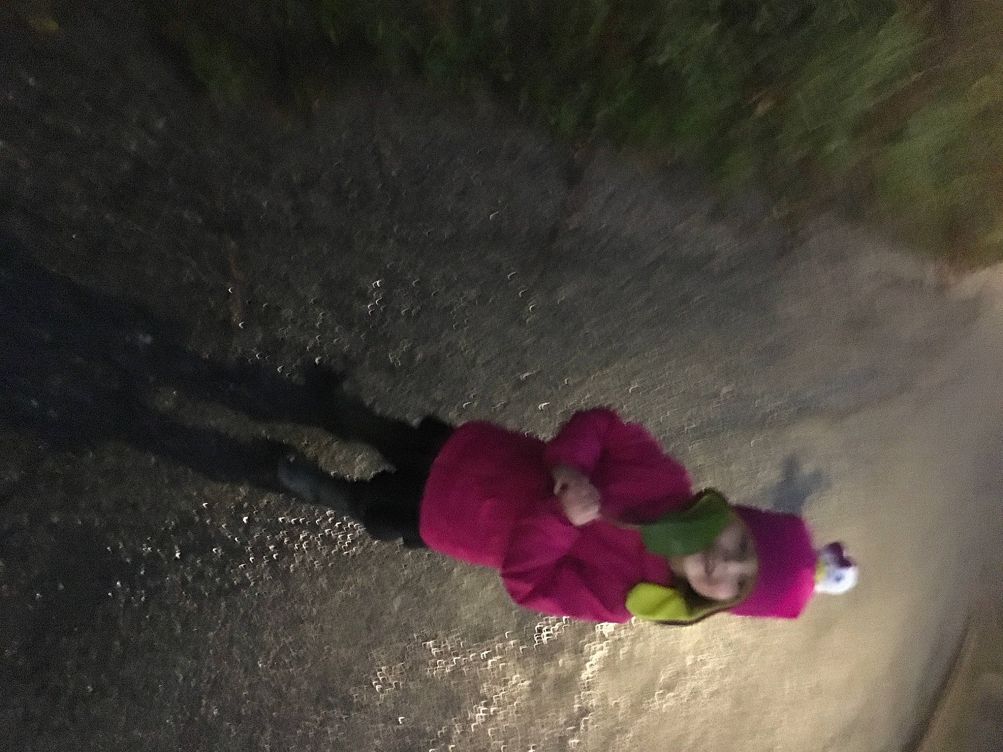 Sarah a rejoint le concours — aidez-le/la à gagner de superbes lots ! flower, headwear, joy, person, petal, pink, plant, red