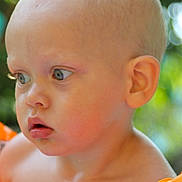Théo a rejoint le concours — aidez-le/la à gagner de superbes lots ! baby, child, face, blue_eyes, floaties, orange, swimming_aid, closeup, skin, wet, outdoor, summer, portrait, curious, young, expression, head, ear, cheek, water_droplets