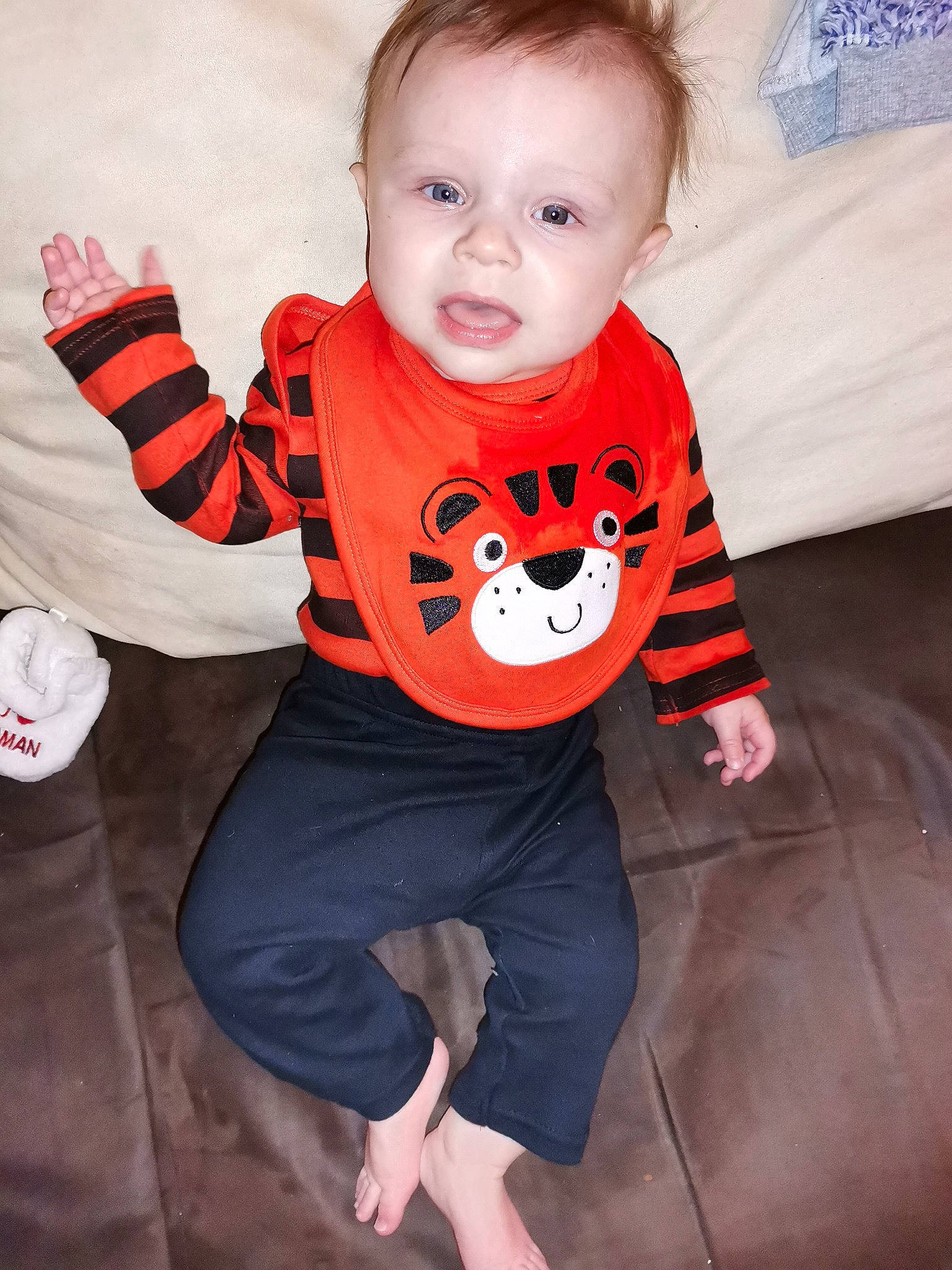 Tiziano participe au concours pour gagner de l'argent avec cette photo : baby, baby_toddler_clothing, cheek, child, comfort, cool, eye, flash_photography, fun, happy, head, iris, leg, neck, pattern, person, portrait_photography, sitting, sleeve, t_shirt