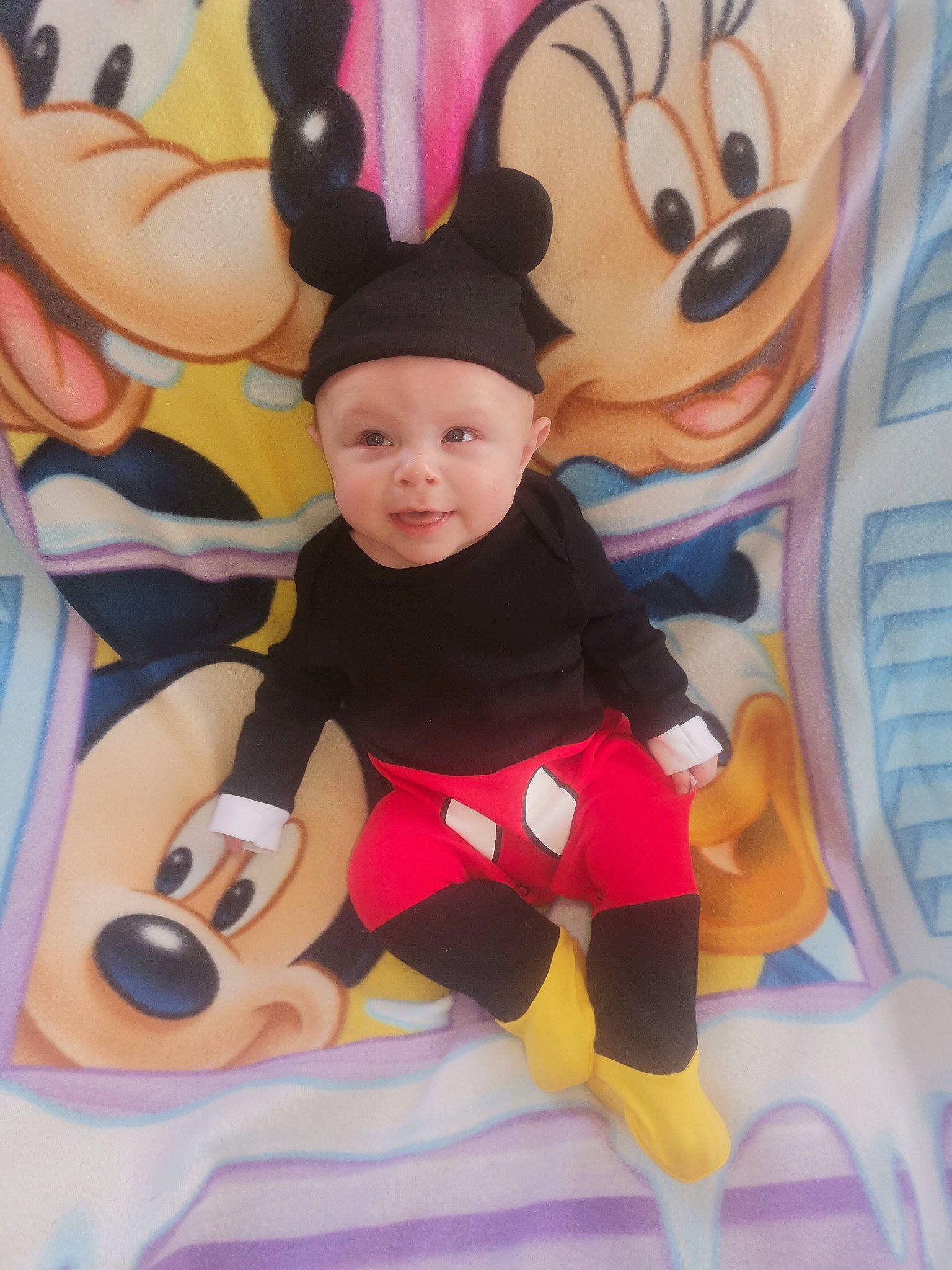 Tiziano participe au concours pour gagner de l'argent avec cette photo : arm, baby, child, event, finger, fun, gesture, happy, hat, headwear, leisure, mammal, organ, person, pink, recreation, smile, thigh, thumb, toddler