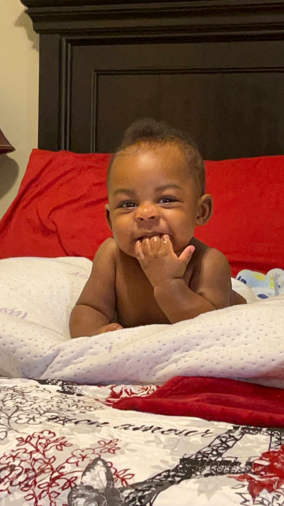 A Donis is registered to the contest to win money with this photo: baby, bed, bedroom, bodypart, couch, cushion, face, finger, furniture, hand, happy, head, homedecor, indoors, laughing, person, photography, portrait, room, smile