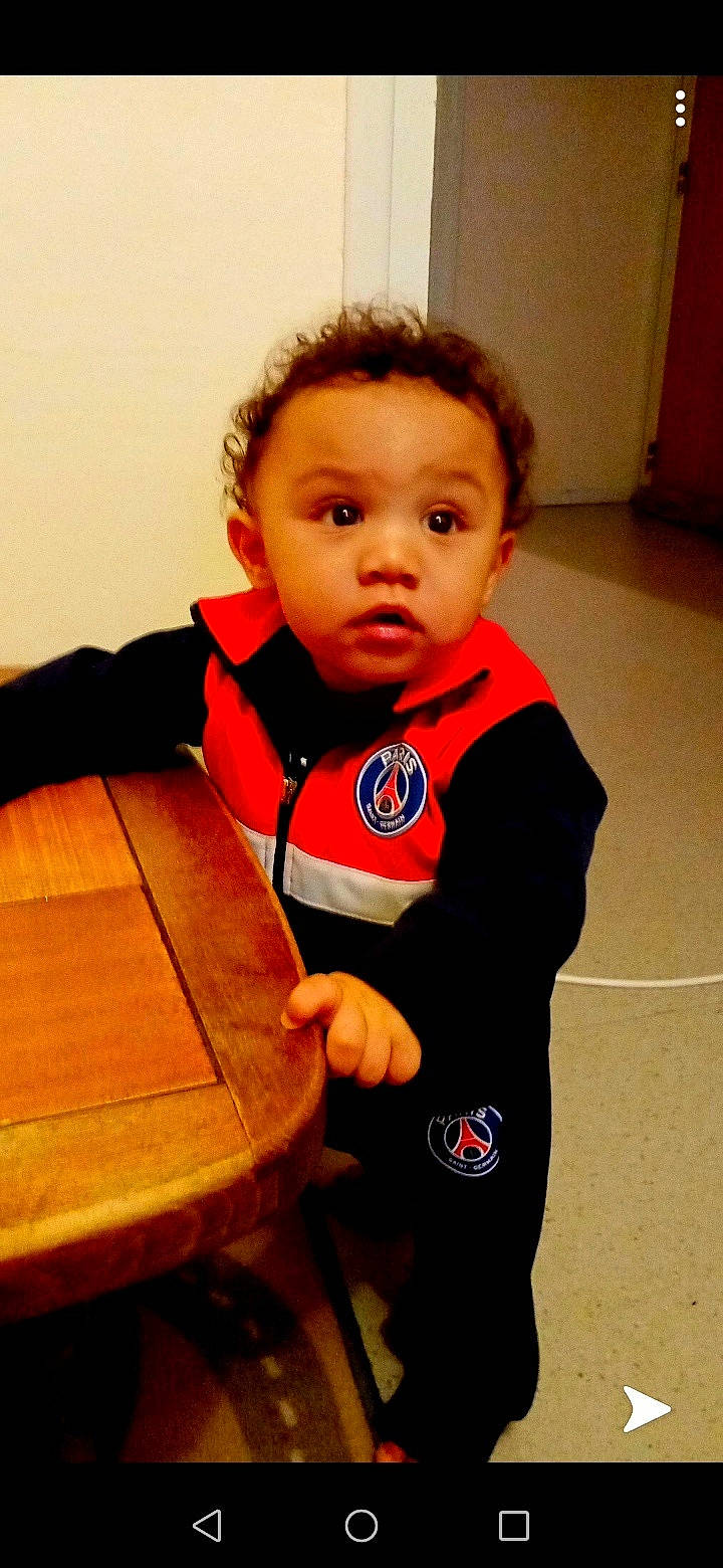Djaymï participe au concours pour gagner de l'argent avec cette photo : arm, baby, cheek, child, person, standing, surprise, toddler