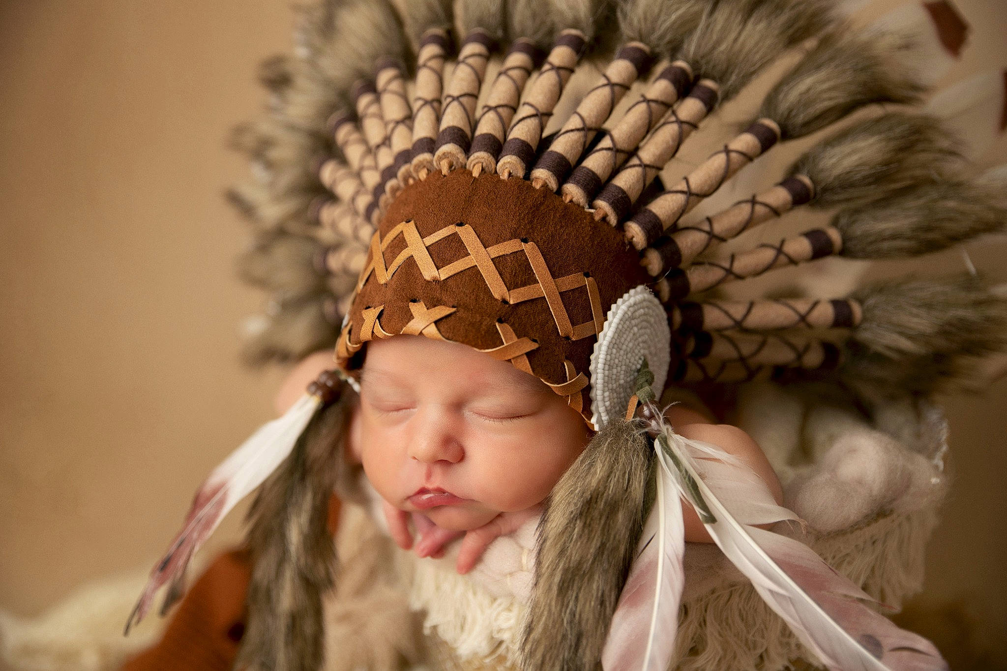 Livia a rejoint le concours — aidez-le/la à gagner de superbes lots ! beauty, cap, chin, clothing, costume_hat, event, eye, eyelash, fashion_design, feather, fur, happy, head, headgear, headpiece, headwear, helmet, knit_cap, outerwear, person