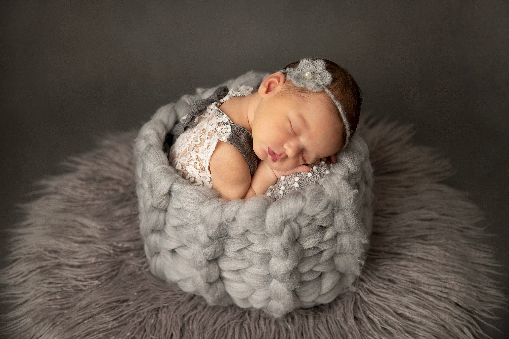 Livia a rejoint le concours — aidez-le/la à gagner de superbes lots ! baby, baby_toddler_clothing, cap, child, comfort, crochet, fashion_accessory, flash_photography, fur, grass, grey, headgear, knit_cap, linens, pattern, person, sleeve, textile, toddler, wool