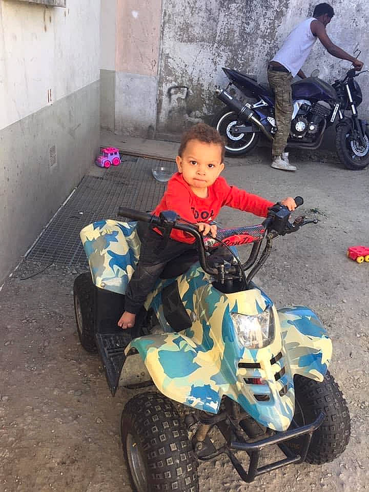 Néïl a rejoint le concours — aidez-le/la à gagner de superbes lots ! auto_part, automotive_design, automotive_exterior, automotive_lighting, automotive_tire, automotive_wheel_system, fender, land_vehicle, light, mode_of_transport, motor_vehicle, motorcycle, person, rim, t_shirt, tire, toddler, travel, tread, vehicle