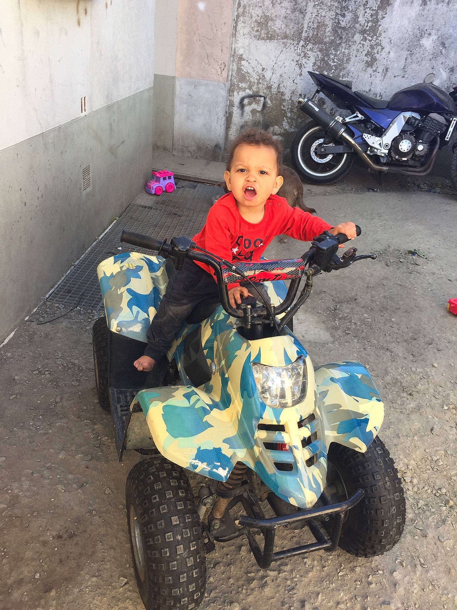 Néïl participe au concours pour gagner de l'argent avec cette photo : auto_part, automotive_design, automotive_lighting, automotive_tire, automotive_wheel_system, fender, fun, land_vehicle, mode_of_transport, motor_vehicle, motorcycle, motorsport, person, racing, rim, t_shirt, tire, toddler, tread, vehicle