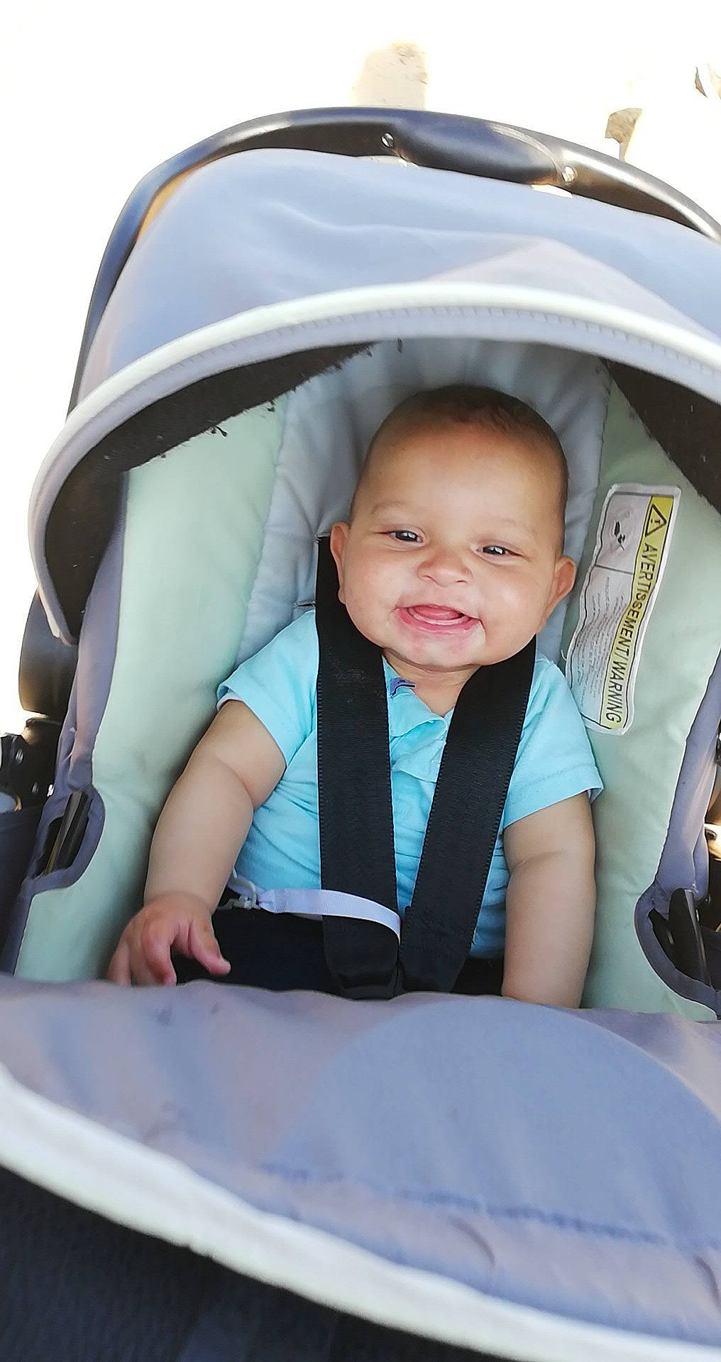 Néïl a rejoint le concours — aidez-le/la à gagner de superbes lots ! auto_part, baby, baby_carriage, baby_in_car_seat, baby_products, car_seat, child, person, photography, product, sitting, skin, smile, toddler, vacation