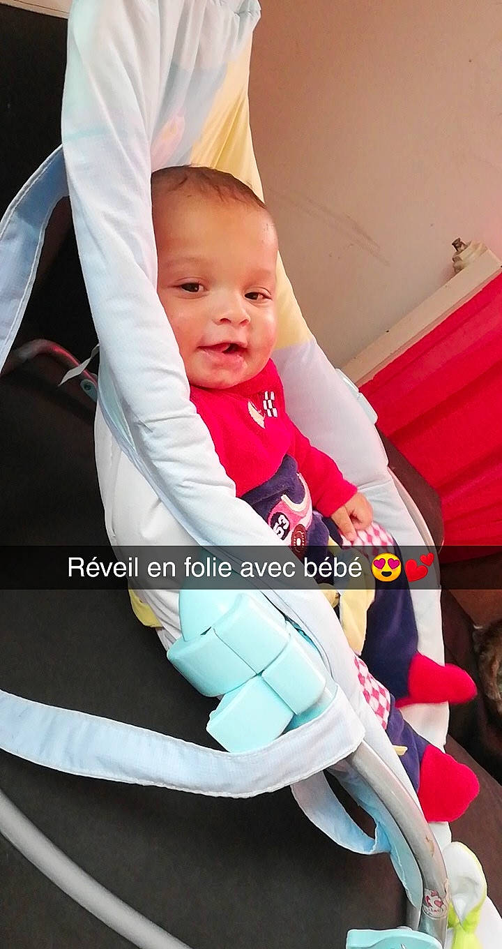 Néïl a rejoint le concours — aidez-le/la à gagner de superbes lots ! arm, baby, baby_carriage, baby_products, car_seat, child, person, product, sitting, toddler