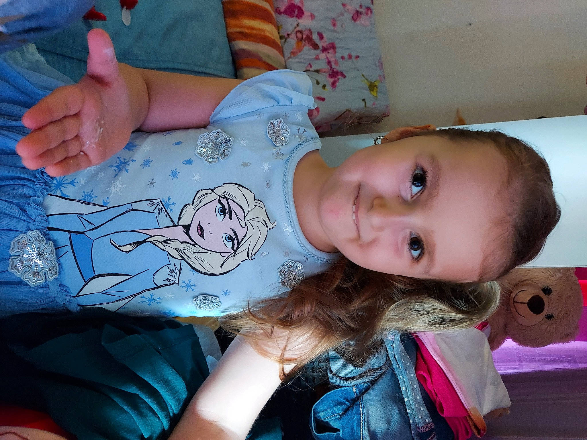 Marina-ellisa participe au concours pour gagner de l'argent avec cette photo : arm, blue, cheek, cool, eye, eyelash, face, finger, hand, happy, human_body, joint, joy, mouth, neck, person, pink, shoulder, skin, sleeve