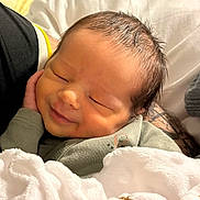 Liâm participe au concours pour gagner de l'argent avec cette photo : newborn, baby, sleeping, smiling, blanket, cozy, infant, peaceful, closeup, face, hand, soft, cute, portrait, resting, young, child, human, warmth, comfort