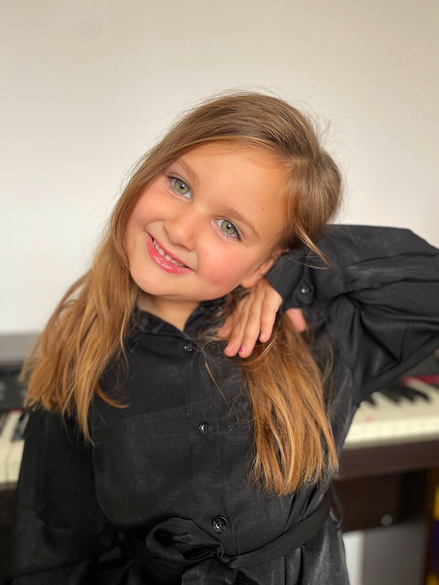 Malyssea participe au concours pour gagner de l'argent avec cette photo : blond, brown_hair, cheek, child, clothing, collar, eyebrow, eyelash, flash_photography, fun, gesture, happy, iris, joy, lip, long_hair, person, sitting, skin, sleeve