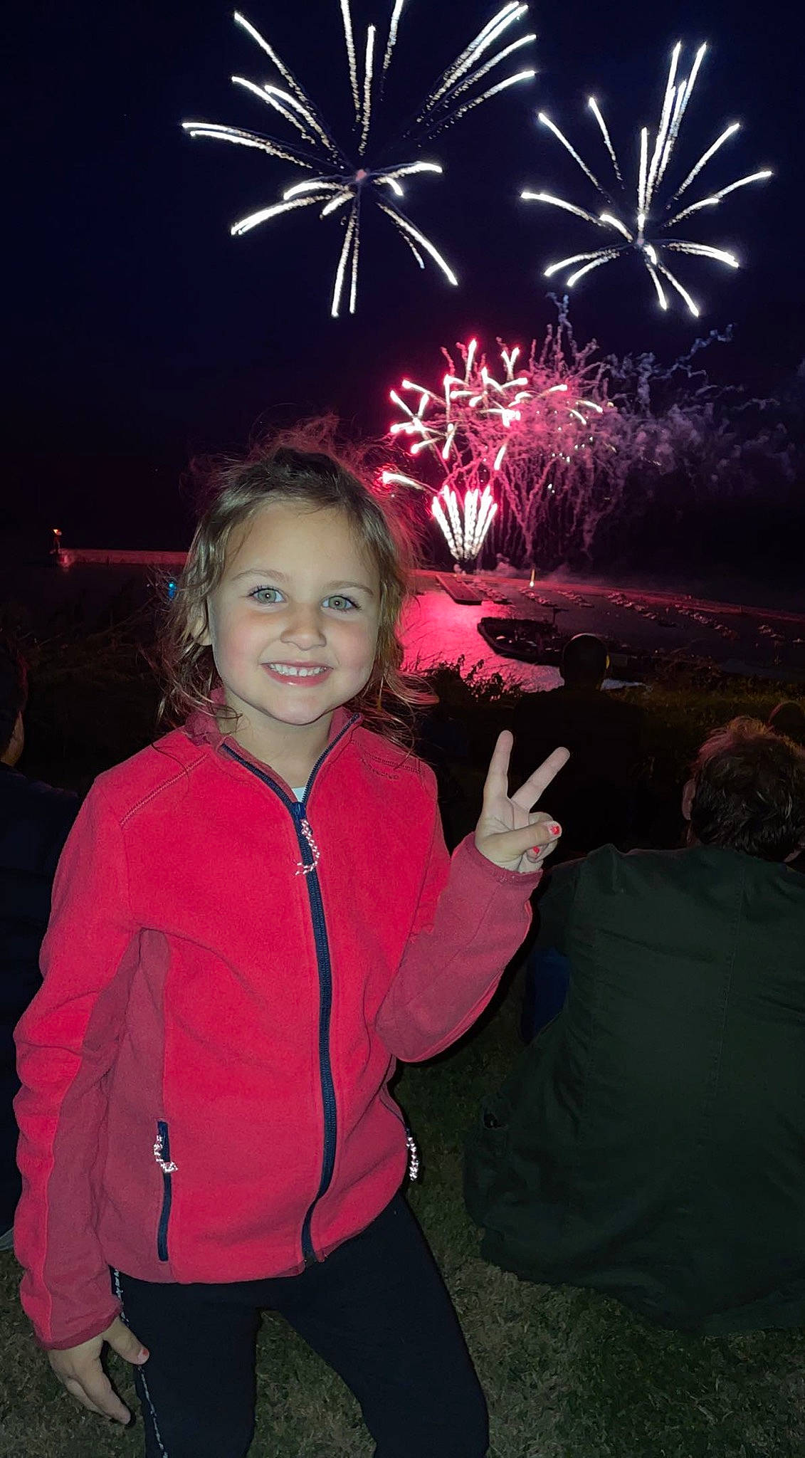 Malyssea participe au concours pour gagner de l'argent avec cette photo : beauty, darkness, electric_blue, event, fireworks, flash_photography, fun, gesture, happy, holiday, joy, light, lighting, midnight, new_year, person, pink, recreation, red, sleeve