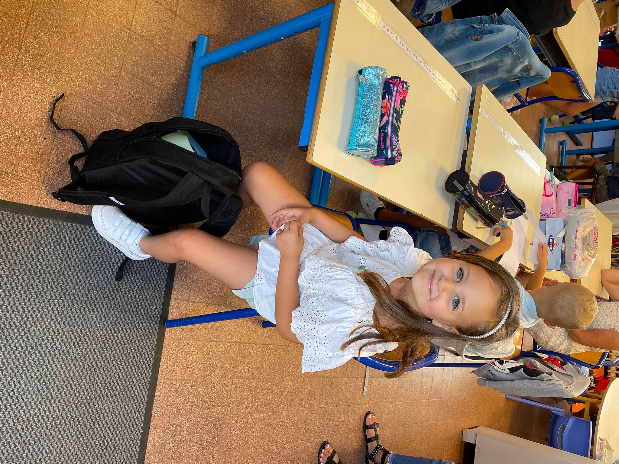 Malyssea a rejoint le concours — aidez-le/la à gagner de superbes lots ! baby, baby_products, bag, bed, chair, child, comfort, fun, human_leg, joy, knee, leisure, luggage_and_bags, person, play, room, shorts, smile, t_shirt, thigh