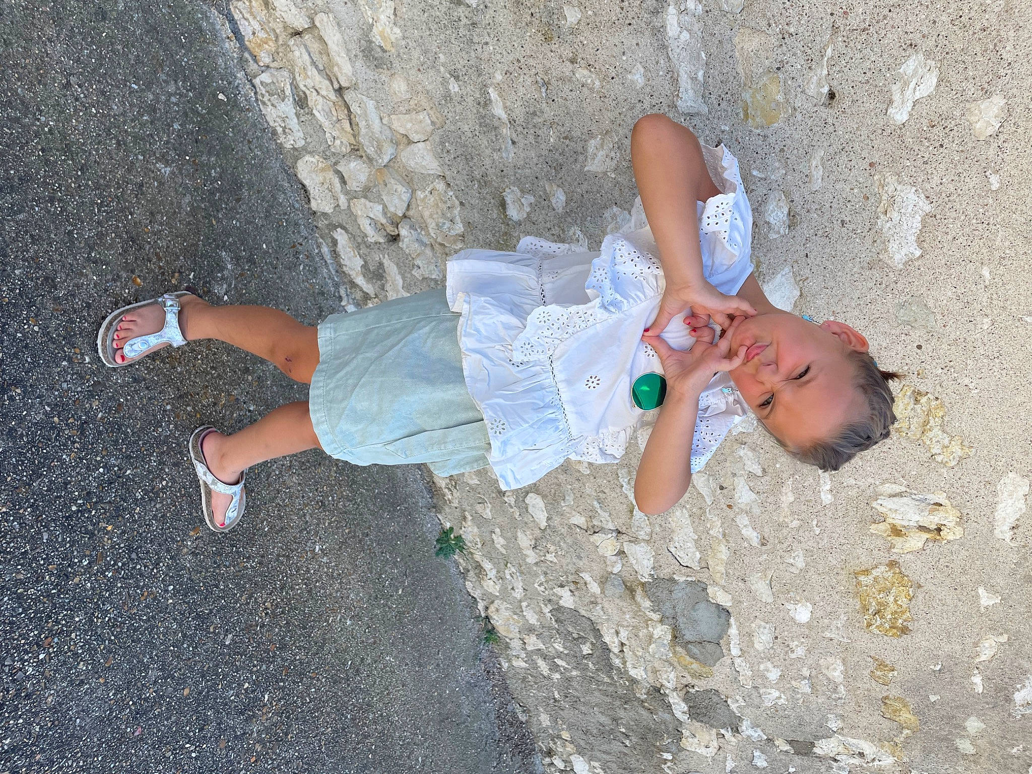 Malyssea a rejoint le concours — aidez-le/la à gagner de superbes lots ! anger, asphalt, barefoot, calf, child, city, concrete, foot, fun, human_body, human_leg, knee, leg, leisure, person, recreation, road_surface, shadow, sidewalk, soil