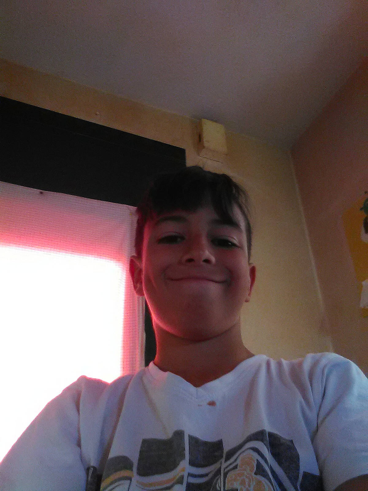 Loris participe au concours pour gagner de l'argent avec cette photo : arm, ceiling, chin, cool, face, facial_hair, forehead, fun, head, jaw, joy, light, mouth, neck, person, photography, room, selfie, shoulder, smile