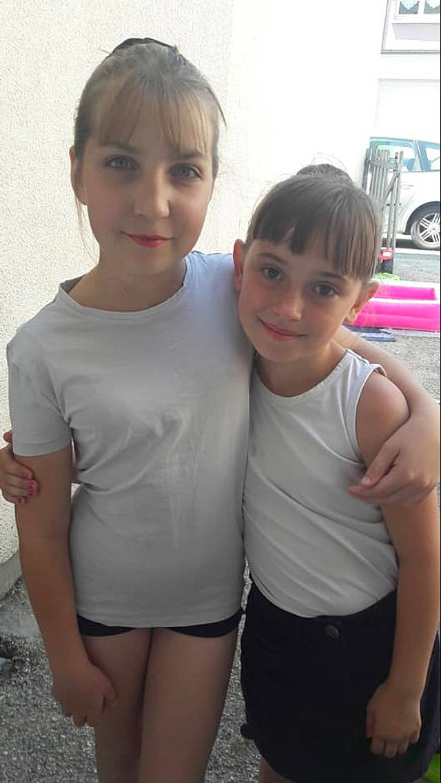 Léa participe au concours pour gagner de l'argent avec cette photo : abdomen, chest, child, daughter, face, fun, head, joy, leg, neck, people, person, shoulder, sibling, skin, smile, sportswear, summer, t_shirt, toddler