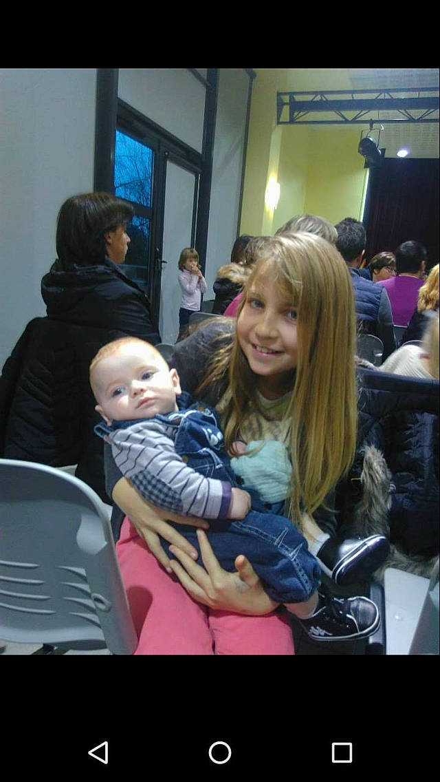 Léa a rejoint le concours — aidez-le/la à gagner de superbes lots ! child, daughter, fun, interaction, joy, person, photography, sitting, snapshot, toddler