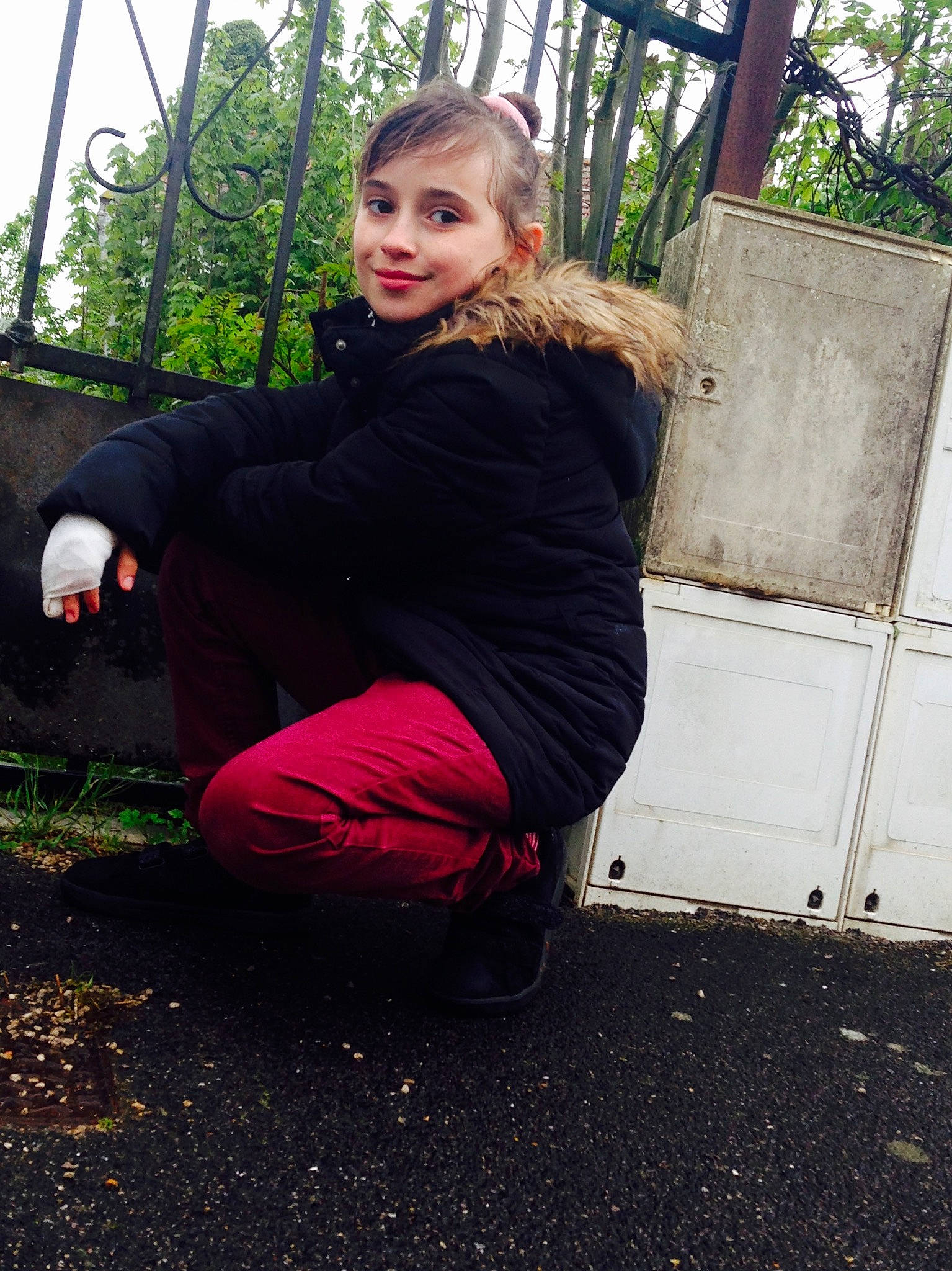 Léa a rejoint le concours — aidez-le/la à gagner de superbes lots ! footwear, jacket, joy, leg, outerwear, person, photo_shoot, photography, plant, shoe, sitting, top, tree