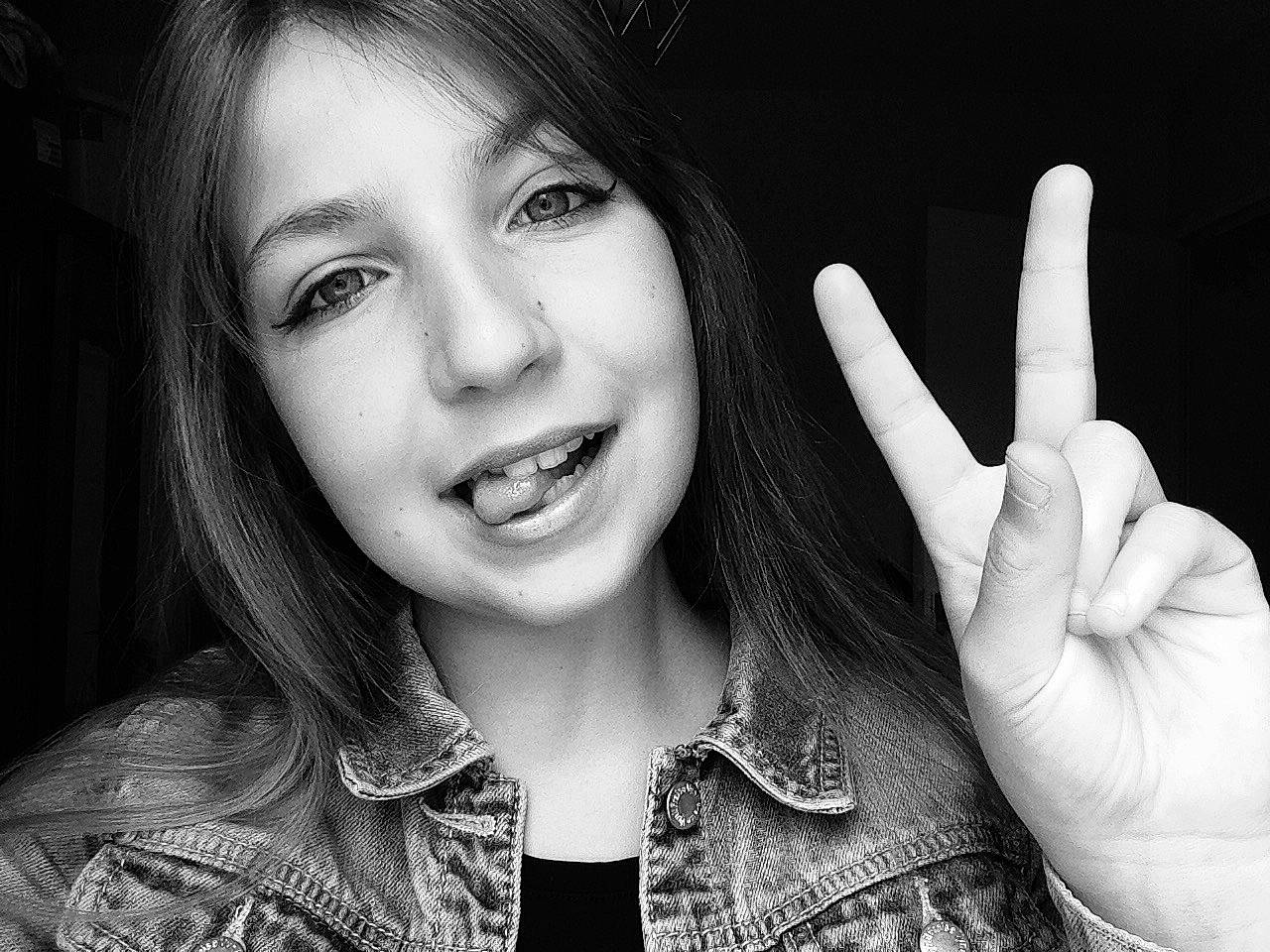 Celia participe au concours pour gagner de l'argent avec cette photo : beauty, black_and_white, colorfulness, eye, face, finger, flash_photography, gesture, hand, joy, lip, monochrome, mouth, nail, nose, person, photography, portrait, portrait_photography, smile