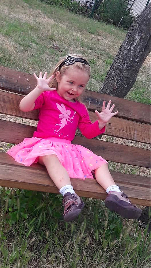 Louna participe au concours pour gagner de l'argent avec cette photo : child, child_model, fun, grass, happy, joy, leisure, person, pink, plant, play, sitting, smile, toddler, tree