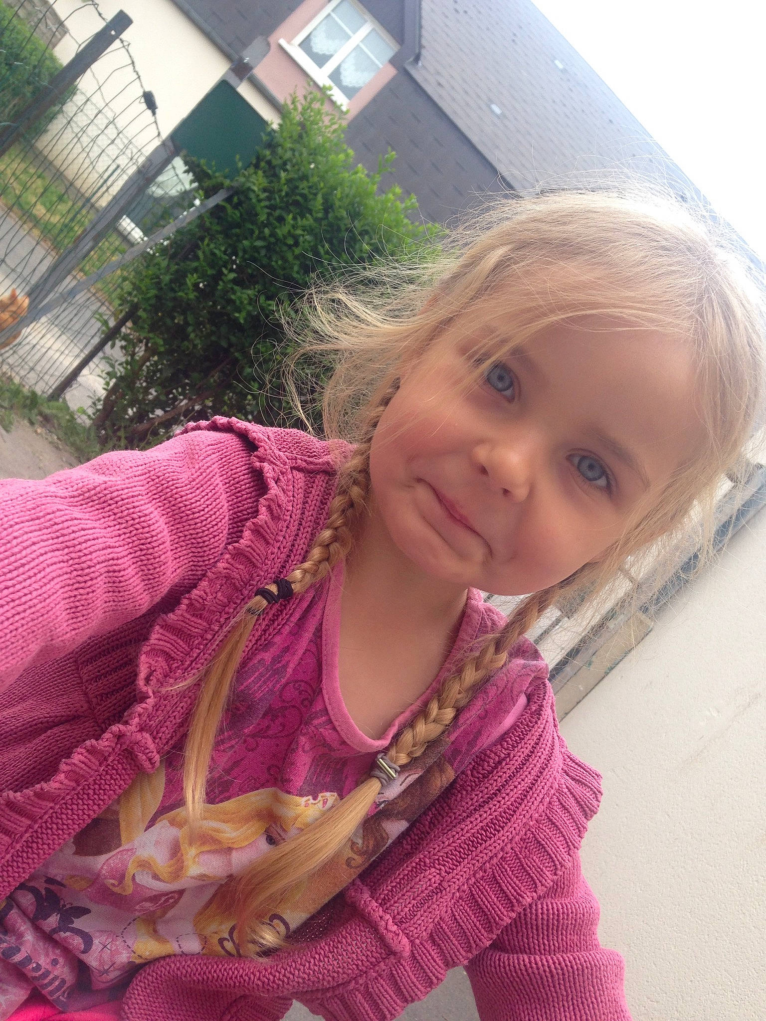 Louna participe au concours pour gagner de l'argent avec cette photo : blond, child, eye, face, forehead, fun, hair, head, lip, mouth, nose, outerwear, person, photography, pink, selfie, skin, smile, textile, toddler