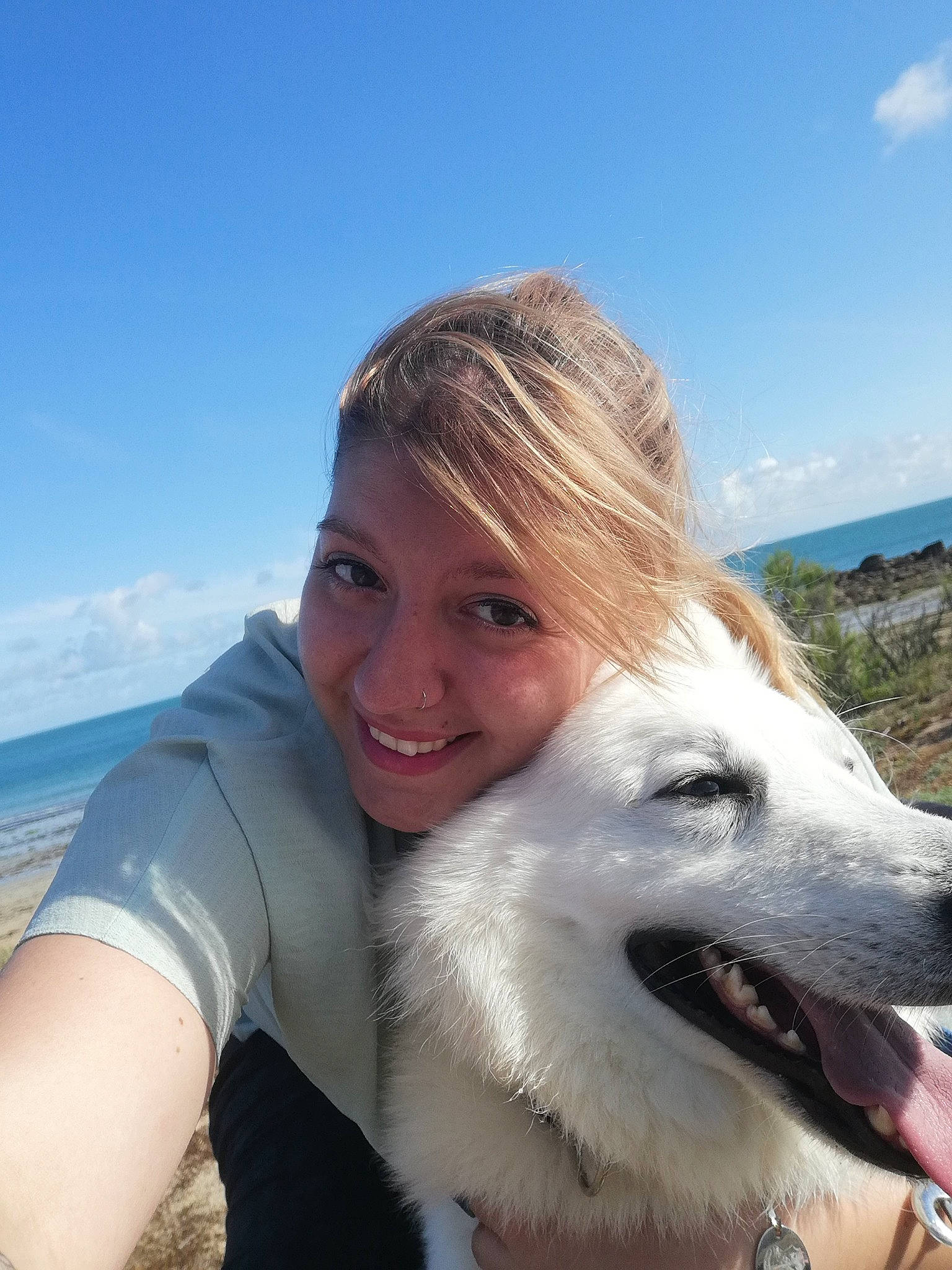 Paco participe au concours pour gagner de l'argent avec cette photo : borzoi, canidae, carnivore, cloud, companion_dog, dog, dog_breed, fawn, fun, fur, happy, leisure, people_in_nature, recreation, sky, smile, sporting_group, surfer_hair, travel, water