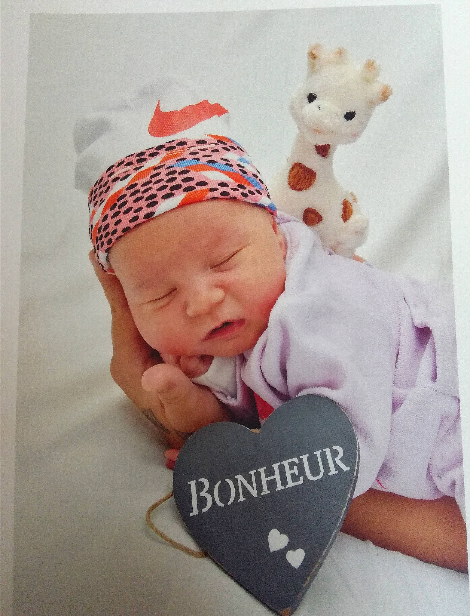 Hélèna participe au concours pour gagner de l'argent avec cette photo : baby, baby_sleeping, baby_toddler_clothing, beanie, bonnet, cap, child, ear, hair_accessory, headgear, person, product, toddler