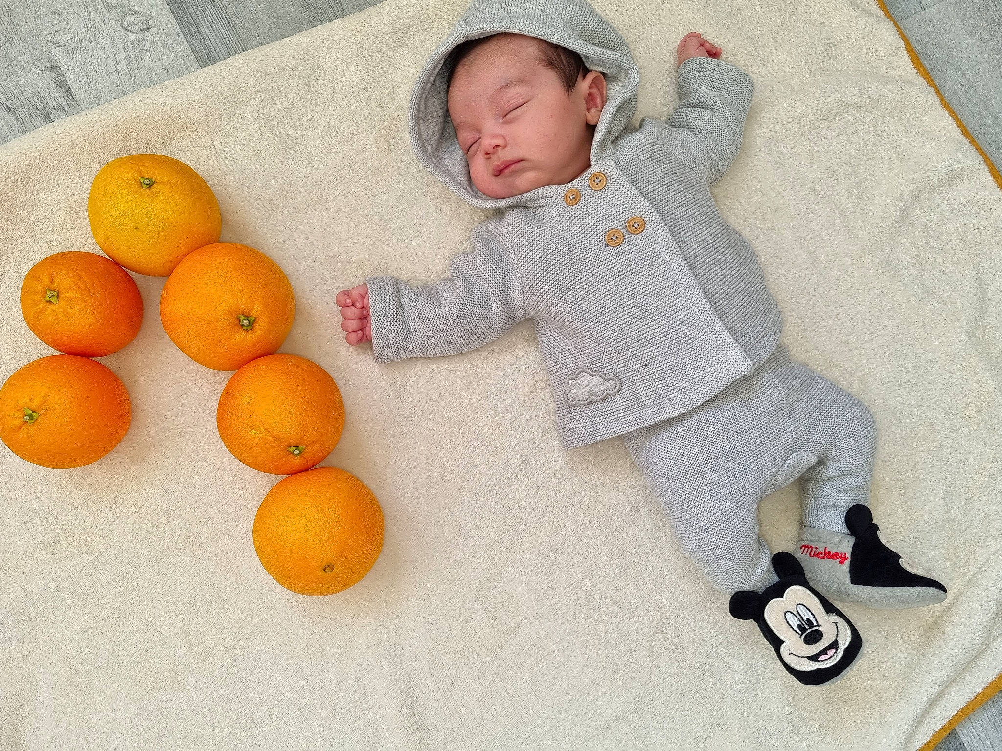 Ramzy participe au concours pour gagner de l'argent avec cette photo : baby, baby_toddler_clothing, bitter_orange, calamondin, clementine, comfort, food, fruit, grapefruit, mandarin_orange, natural_foods, orange, person, plant, product, rangpur, tangelo, tangerine, valencia_orange, yellow