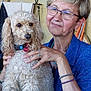 Tiago participe au concours pour gagner de l'argent avec cette photo : bracelet, casual, companion, curly_fur, decor, dog, glasses, hand, indoor, jewelry, kitchen, pet, poodle, portrait, pots, ring, smiling, table, wall, woman