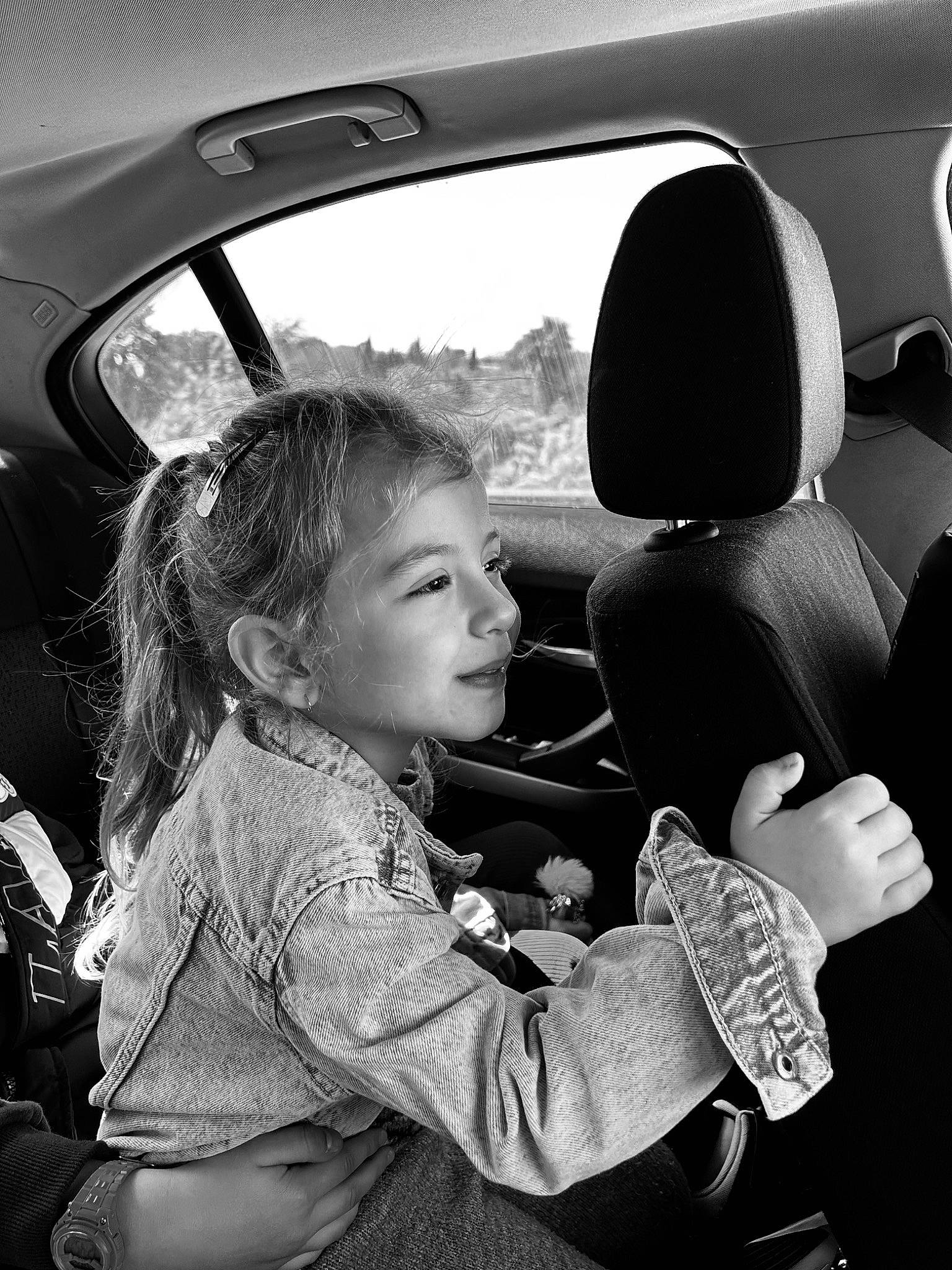 Nefissa participe au concours pour gagner de l'argent avec cette photo : auto_part, automotive_design, automotive_exterior, black, black_and_white, car, car_seat, car_seat_cover, gesture, mode_of_transport, monochrome, motor_vehicle, person, photograph, steering_wheel, style, toddler, vehicle, vehicle_door, white